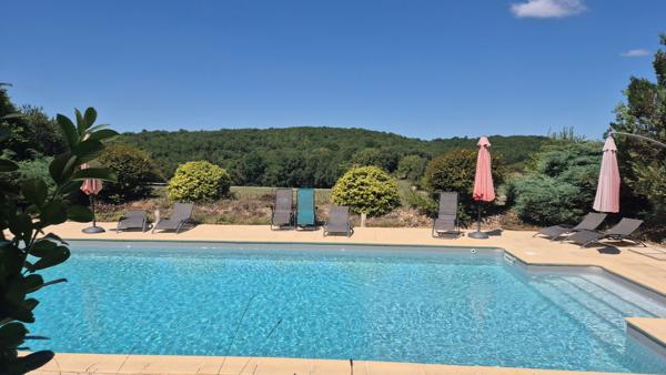 Superbe domaine en Dordogne proche Sarlat au calme avec vue et gîtes