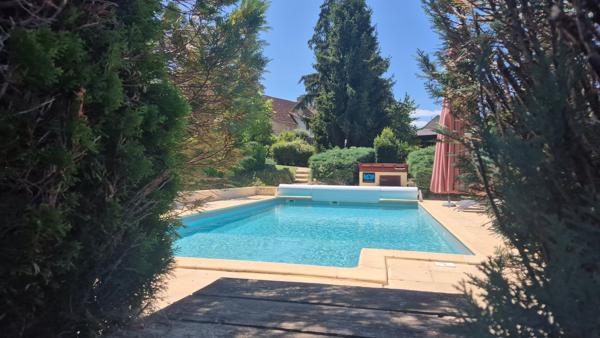 Superbe domaine en Dordogne proche Sarlat au calme avec vue et gîtes