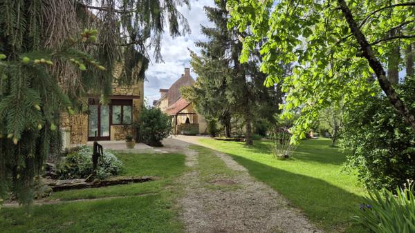 Superbe domaine en Dordogne proche Sarlat au calme avec vue et gîtes