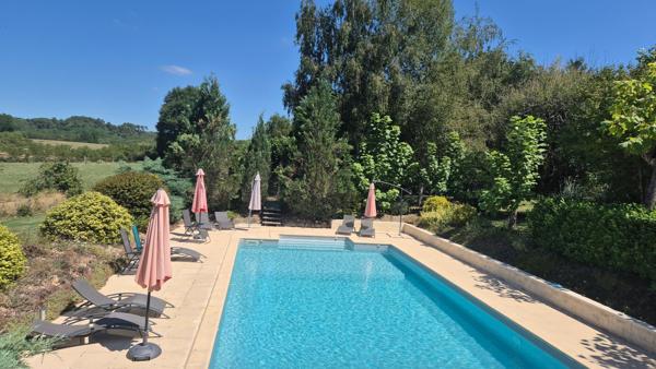 Superbe domaine en Dordogne proche Sarlat au calme avec vue et gîtes