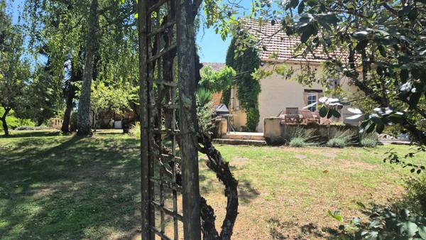 Superbe domaine en Dordogne proche Sarlat au calme avec vue et gîtes