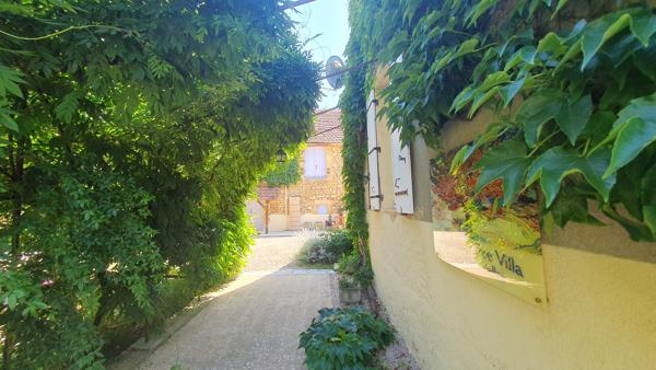 Superbe domaine en Dordogne proche Sarlat au calme avec vue et gîtes