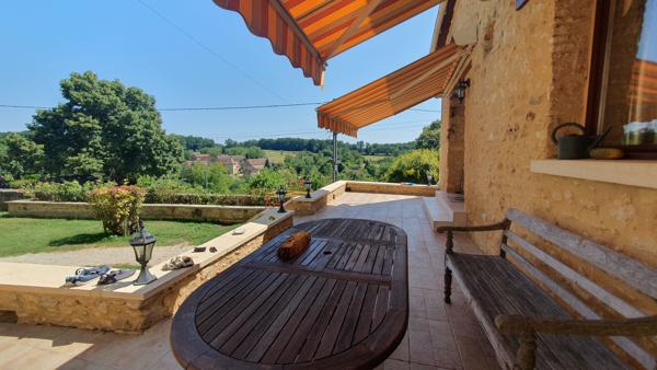 Superbe domaine en Dordogne proche Sarlat au calme avec vue et gîtes