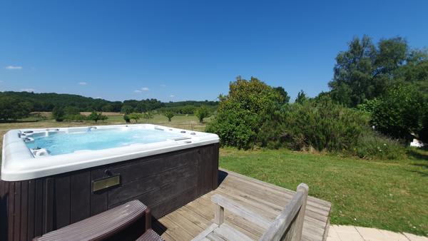Superbe domaine en Dordogne proche Sarlat au calme avec vue et gîtes