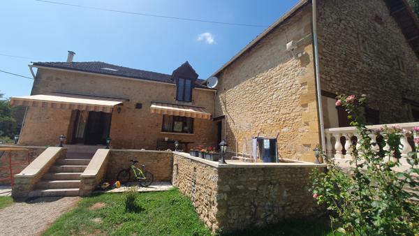 Superbe domaine en Dordogne proche Sarlat au calme avec vue et gîtes