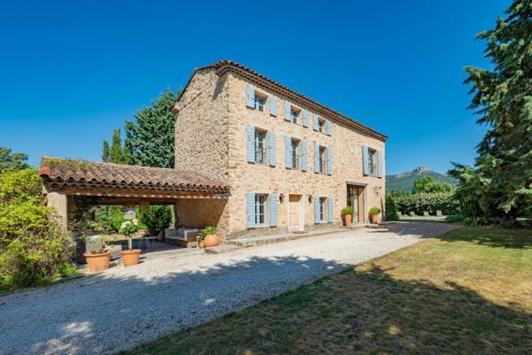 Bergerie en pierre du XVIIIᵉ siècle rénovée - 200 m² - terrain 5000 m² avec piscine - 25 min Aix-en-Provence