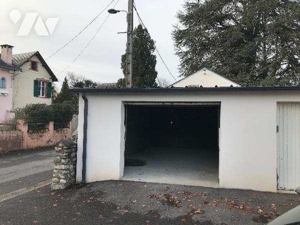 Grand garage fermé de 27,20 m², construit en 2018, et situé en centre ville de BAGNERES DE BIGORRE.