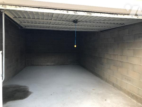 Grand garage fermé de 27,20 m², construit en 2018, et situé en centre ville de BAGNERES DE BIGORRE.