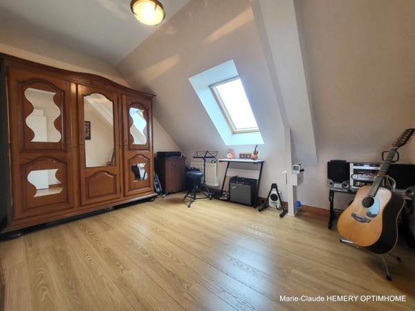 Dinard: Maison de 89m² avec garage sur jardin clos de 353m². 4 chambres. plages et commerces à 15 minutes à pied