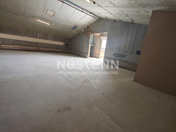 À vendre.  Ensemble de 4 cellules d'activités;  2 000 m² sur terrain de 8 000 m²