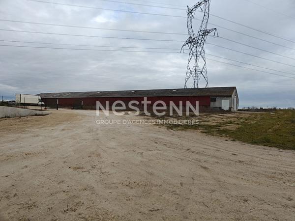 À vendre.  Ensemble de 4 cellules d'activités;  2 000 m² sur terrain de 8 000 m²
