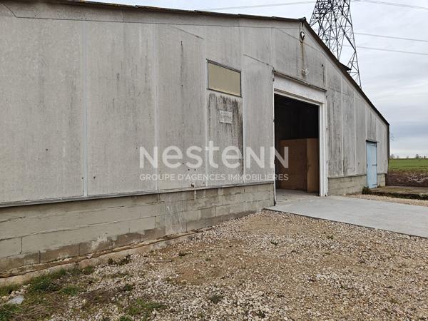 À vendre.  Ensemble de 4 cellules d'activités;  2 000 m² sur terrain de 8 000 m²