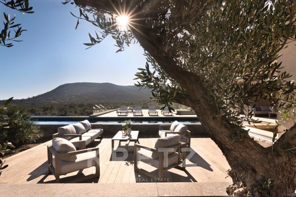 VILLA D’EXCEPTION AVEC PISCINE ET VUE MER