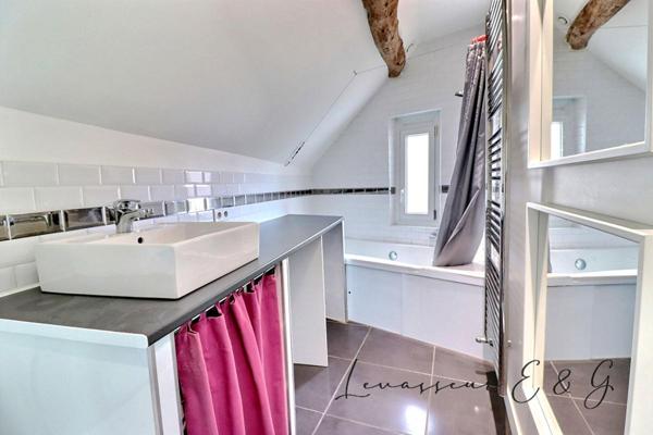 Maison de charme en pierre - Centre-ville de Montataire - 2 chambres et un bureau  garage