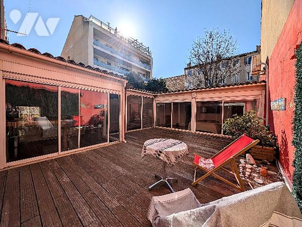Rue B Malon, du charme pour ce T4 traversant de 138 m² à rafraîchir, en RDC, + joli patio à arborer