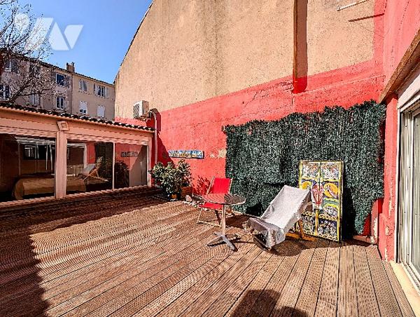 Rue B Malon, du charme pour ce T4 traversant de 138 m² à rafraîchir, en RDC, + joli patio à arborer