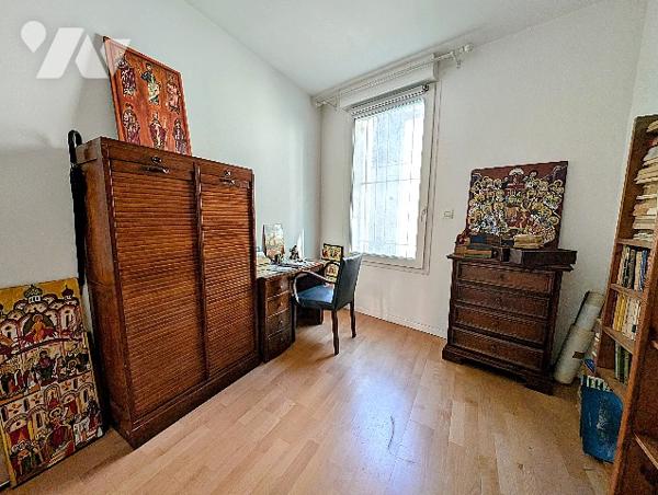 Rue B Malon, du charme pour ce T4 traversant de 138 m² à rafraîchir, en RDC, + joli patio à arborer