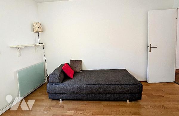 Rue B Malon, du charme pour ce T4 traversant de 138 m² à rafraîchir, en RDC, + joli patio à arborer
