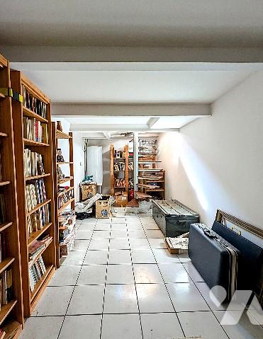 Rue B Malon, du charme pour ce T4 traversant de 138 m² à rafraîchir, en RDC, + joli patio à arborer