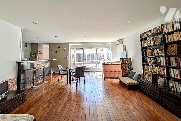 Rue B Malon, du charme pour ce T4 traversant de 138 m² à rafraîchir, en RDC, + joli patio à arborer