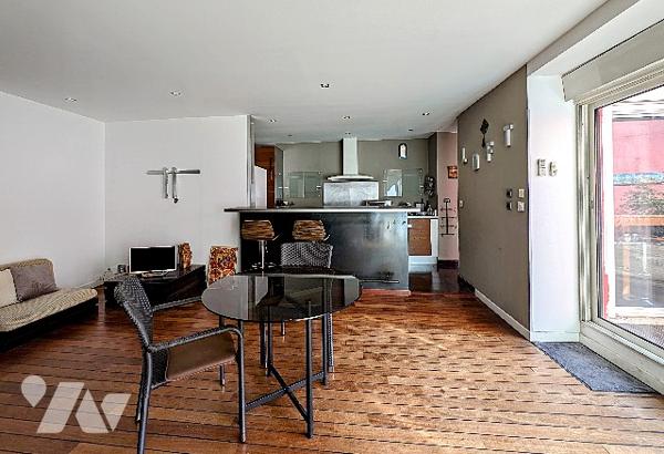 Rue B Malon, du charme pour ce T4 traversant de 138 m² à rafraîchir, en RDC, + joli patio à arborer