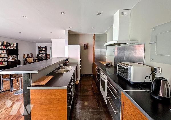 Rue B Malon, du charme pour ce T4 traversant de 138 m² à rafraîchir, en RDC, + joli patio à arborer