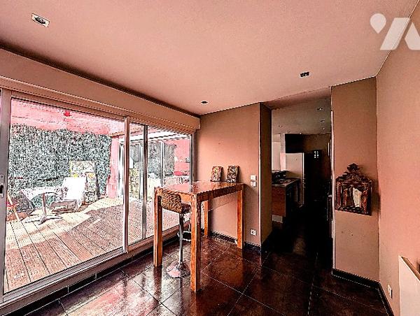 Rue B Malon, du charme pour ce T4 traversant de 138 m² à rafraîchir, en RDC, + joli patio à arborer