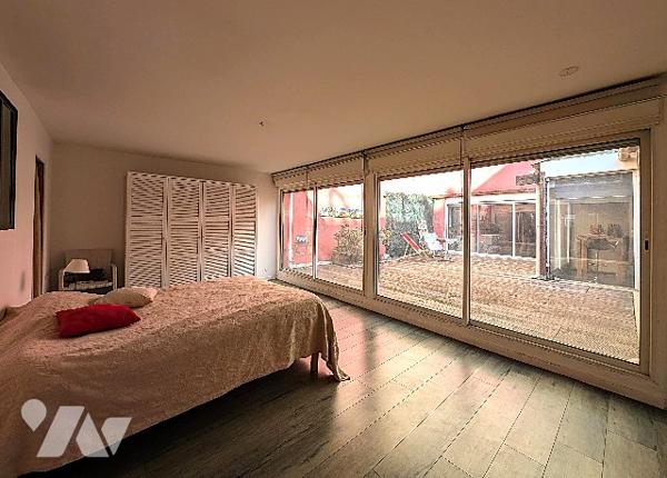 Rue B Malon, du charme pour ce T4 traversant de 138 m² à rafraîchir, en RDC, + joli patio à arborer