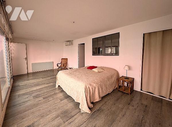 Rue B Malon, du charme pour ce T4 traversant de 138 m² à rafraîchir, en RDC, + joli patio à arborer