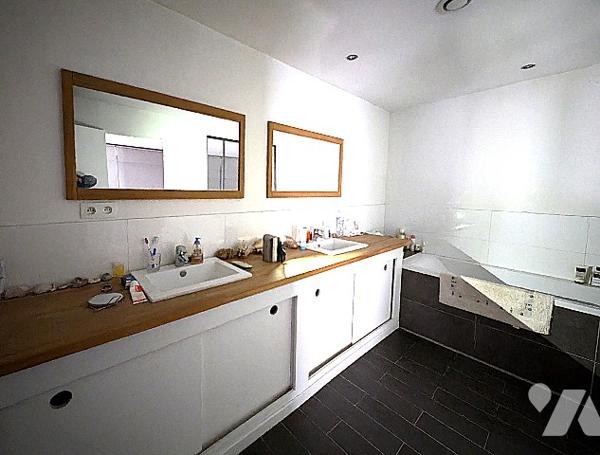Rue B Malon, du charme pour ce T4 traversant de 138 m² à rafraîchir, en RDC, + joli patio à arborer
