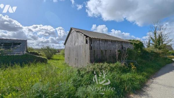 Corps de ferme à rénover, avec maison, grange, dépendance et hangar