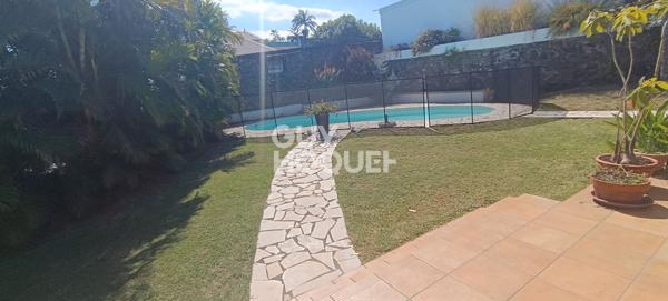 Maison d'exception nichée dans un écrin de verdure au Centre-ville de Saint-Pierre