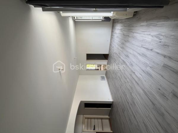 Situé sur la commune de Gaillac, cet appartement de 97 m² séduit par ses volumes généreux, sa luminosité et sa configuration sur plusieurs niveaux, qui lui confèrent un caractère singulier.

Dès le premier étage, découvrez une agréable pièce de vie de 35 m², un espace spacieux et convivial, idéal pour partager de beaux moments au quotidien.

Deux chambres de 14 m² et 11,5 m² ainsi qu’une salle d’eau complètent ce niveau.

Au deuxième étage, une pièce supplémentaire de 12,5 m² vient offrir un espace modulable selon vos envies : troisième chambre, bureau ou coin personnel.

L’entrée et le cellier, situés au rez-de-chaussée, apportent une organisation pratique à l’ensemble. 

Un garage de 80 m², avec un potentiel d’aménagement particulièrement intéressant, complète ce bien. Atelier, espace de stockage, projet personnel ou autre utilisation selon vos besoins et les possibilités techniques et réglementaires : cet espace offre de belles perspectives à explorer.

Un appartement aux beaux volumes, lumineux et plein de possibilités, qui ne demande qu’à être découvert.

A visiter sans tarder