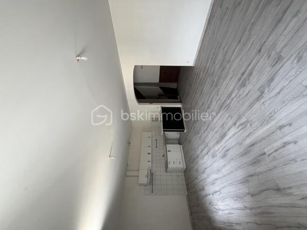 Situé sur la commune de Gaillac, cet appartement de 97 m² séduit par ses volumes généreux, sa luminosité et sa configuration sur plusieurs niveaux, qui lui confèrent un caractère singulier.

Dès le premier étage, découvrez une agréable pièce de vie de 35 m², un espace spacieux et convivial, idéal pour partager de beaux moments au quotidien.

Deux chambres de 14 m² et 11,5 m² ainsi qu’une salle d’eau complètent ce niveau.

Au deuxième étage, une pièce supplémentaire de 12,5 m² vient offrir un espace modulable selon vos envies : troisième chambre, bureau ou coin personnel.

L’entrée et le cellier, situés au rez-de-chaussée, apportent une organisation pratique à l’ensemble. 

Un garage de 80 m², avec un potentiel d’aménagement particulièrement intéressant, complète ce bien. Atelier, espace de stockage, projet personnel ou autre utilisation selon vos besoins et les possibilités techniques et réglementaires : cet espace offre de belles perspectives à explorer.

Un appartement aux beaux volumes, lumineux et plein de possibilités, qui ne demande qu’à être découvert.

A visiter sans tarder