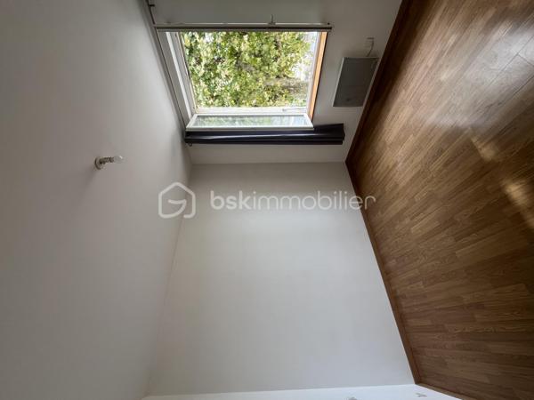 Situé sur la commune de Gaillac, cet appartement de 97 m² séduit par ses volumes généreux, sa luminosité et sa configuration sur plusieurs niveaux, qui lui confèrent un caractère singulier.

Dès le premier étage, découvrez une agréable pièce de vie de 35 m², un espace spacieux et convivial, idéal pour partager de beaux moments au quotidien.

Deux chambres de 14 m² et 11,5 m² ainsi qu’une salle d’eau complètent ce niveau.

Au deuxième étage, une pièce supplémentaire de 12,5 m² vient offrir un espace modulable selon vos envies : troisième chambre, bureau ou coin personnel.

L’entrée et le cellier, situés au rez-de-chaussée, apportent une organisation pratique à l’ensemble. 

Un garage de 80 m², avec un potentiel d’aménagement particulièrement intéressant, complète ce bien. Atelier, espace de stockage, projet personnel ou autre utilisation selon vos besoins et les possibilités techniques et réglementaires : cet espace offre de belles perspectives à explorer.

Un appartement aux beaux volumes, lumineux et plein de possibilités, qui ne demande qu’à être découvert.

A visiter sans tarder