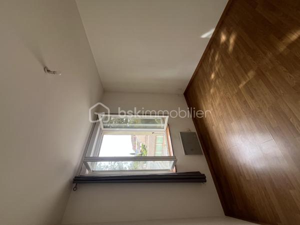 Situé sur la commune de Gaillac, cet appartement de 97 m² séduit par ses volumes généreux, sa luminosité et sa configuration sur plusieurs niveaux, qui lui confèrent un caractère singulier.

Dès le premier étage, découvrez une agréable pièce de vie de 35 m², un espace spacieux et convivial, idéal pour partager de beaux moments au quotidien.

Deux chambres de 14 m² et 11,5 m² ainsi qu’une salle d’eau complètent ce niveau.

Au deuxième étage, une pièce supplémentaire de 12,5 m² vient offrir un espace modulable selon vos envies : troisième chambre, bureau ou coin personnel.

L’entrée et le cellier, situés au rez-de-chaussée, apportent une organisation pratique à l’ensemble. 

Un garage de 80 m², avec un potentiel d’aménagement particulièrement intéressant, complète ce bien. Atelier, espace de stockage, projet personnel ou autre utilisation selon vos besoins et les possibilités techniques et réglementaires : cet espace offre de belles perspectives à explorer.

Un appartement aux beaux volumes, lumineux et plein de possibilités, qui ne demande qu’à être découvert.

A visiter sans tarder