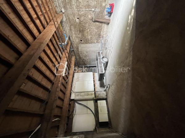 Situé sur la commune de Gaillac, cet appartement de 97 m² séduit par ses volumes généreux, sa luminosité et sa configuration sur plusieurs niveaux, qui lui confèrent un caractère singulier.

Dès le premier étage, découvrez une agréable pièce de vie de 35 m², un espace spacieux et convivial, idéal pour partager de beaux moments au quotidien.

Deux chambres de 14 m² et 11,5 m² ainsi qu’une salle d’eau complètent ce niveau.

Au deuxième étage, une pièce supplémentaire de 12,5 m² vient offrir un espace modulable selon vos envies : troisième chambre, bureau ou coin personnel.

L’entrée et le cellier, situés au rez-de-chaussée, apportent une organisation pratique à l’ensemble. 

Un garage de 80 m², avec un potentiel d’aménagement particulièrement intéressant, complète ce bien. Atelier, espace de stockage, projet personnel ou autre utilisation selon vos besoins et les possibilités techniques et réglementaires : cet espace offre de belles perspectives à explorer.

Un appartement aux beaux volumes, lumineux et plein de possibilités, qui ne demande qu’à être découvert.

A visiter sans tarder