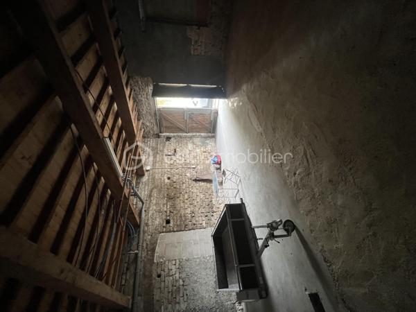 Situé sur la commune de Gaillac, cet appartement de 97 m² séduit par ses volumes généreux, sa luminosité et sa configuration sur plusieurs niveaux, qui lui confèrent un caractère singulier.

Dès le premier étage, découvrez une agréable pièce de vie de 35 m², un espace spacieux et convivial, idéal pour partager de beaux moments au quotidien.

Deux chambres de 14 m² et 11,5 m² ainsi qu’une salle d’eau complètent ce niveau.

Au deuxième étage, une pièce supplémentaire de 12,5 m² vient offrir un espace modulable selon vos envies : troisième chambre, bureau ou coin personnel.

L’entrée et le cellier, situés au rez-de-chaussée, apportent une organisation pratique à l’ensemble. 

Un garage de 80 m², avec un potentiel d’aménagement particulièrement intéressant, complète ce bien. Atelier, espace de stockage, projet personnel ou autre utilisation selon vos besoins et les possibilités techniques et réglementaires : cet espace offre de belles perspectives à explorer.

Un appartement aux beaux volumes, lumineux et plein de possibilités, qui ne demande qu’à être découvert.

A visiter sans tarder