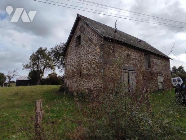 A vendre et à rénover, à Ambrières les vallées(53), en campagne, une loge en pierres, couvertur...