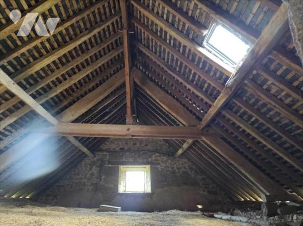 A vendre et à rénover, à Ambrières les vallées(53), en campagne, une loge en pierres, couvertur...