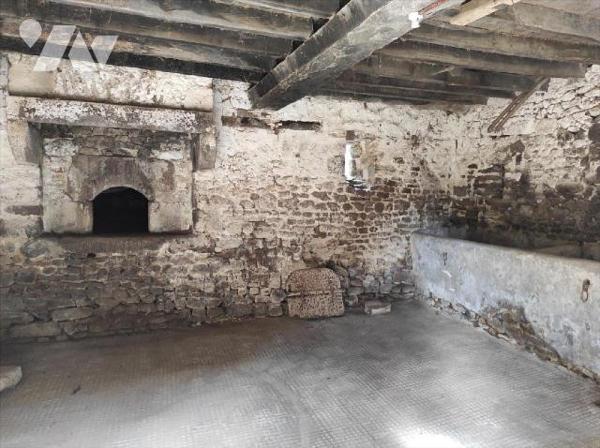 A vendre et à rénover, à Ambrières les vallées(53), en campagne, une loge en pierres, couvertur...