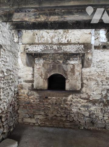 A vendre et à rénover, à Ambrières les vallées(53), en campagne, une loge en pierres, couvertur...