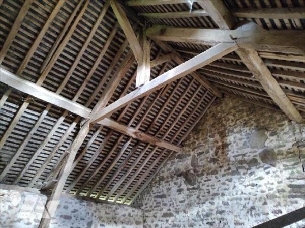 A vendre et à rénover, à Ambrières les vallées(53), en campagne, une loge en pierres, couvertur...