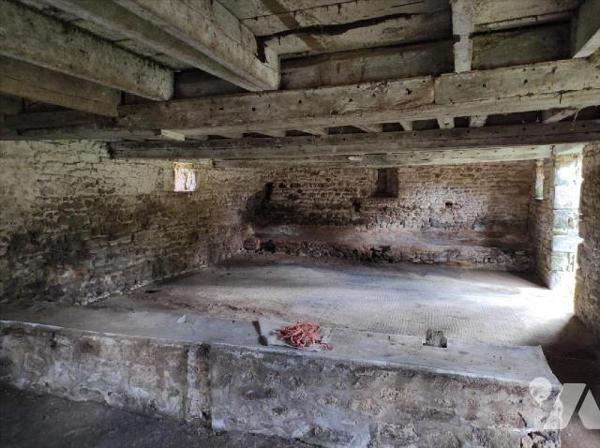 A vendre et à rénover, à Ambrières les vallées(53), en campagne, une loge en pierres, couvertur...