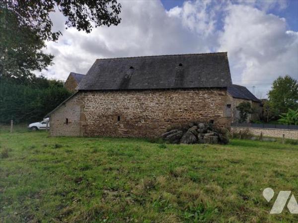 A vendre et à rénover, à Ambrières les vallées(53), en campagne, une loge en pierres, couvertur...