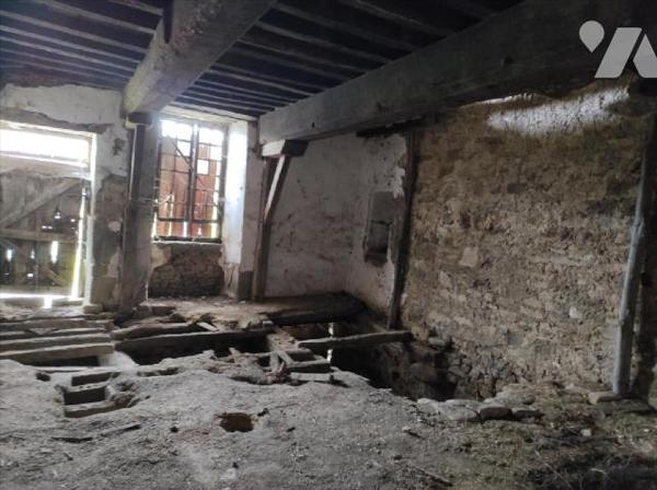 A vendre et à rénover, à Ambrières les vallées(53), en campagne, une loge en pierres, couvertur...