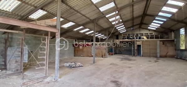 À vendre, hangar métallique d'environ 400 m² au sol comprenant un vaste espace de rangement en hauteur sur plancher hourdis, idéal pour le stockage de matériel agricole, l'activité d'artisans du bâtiment, le stockage professionnel ou encore pour des particuliers souhaitant abriter une collection de véhicules, motos, camping-cars ou tout autre projet nécessitant de grands volumes. Le bâtiment dispose également d'un espace extérieur couvert sous toiture offrant une surface complémentaire très pratique. L'ensemble est implanté sur une parcelle de 1 801 m² entièrement close par murs et grillages, permettant un accès facile ainsi que les manœuvres de véhicules, utilitaires et remorques. Ce bien offre de nombreuses possibilités d'utilisation grâce à ses volumes généreux et à son terrain spacieux. Information importante : la toiture est constituée de plaques en fibrociment contenant de l'amiante. Une opportunité rare pour les professionnels comme pour les particuliers. À visiter sans tarder.