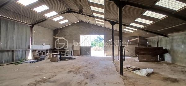 À vendre, hangar métallique d'environ 400 m² au sol comprenant un vaste espace de rangement en hauteur sur plancher hourdis, idéal pour le stockage de matériel agricole, l'activité d'artisans du bâtiment, le stockage professionnel ou encore pour des particuliers souhaitant abriter une collection de véhicules, motos, camping-cars ou tout autre projet nécessitant de grands volumes. Le bâtiment dispose également d'un espace extérieur couvert sous toiture offrant une surface complémentaire très pratique. L'ensemble est implanté sur une parcelle de 1 801 m² entièrement close par murs et grillages, permettant un accès facile ainsi que les manœuvres de véhicules, utilitaires et remorques. Ce bien offre de nombreuses possibilités d'utilisation grâce à ses volumes généreux et à son terrain spacieux. Information importante : la toiture est constituée de plaques en fibrociment contenant de l'amiante. Une opportunité rare pour les professionnels comme pour les particuliers. À visiter sans tarder.