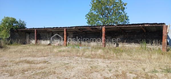 À vendre, hangar métallique d'environ 400 m² au sol comprenant un vaste espace de rangement en hauteur sur plancher hourdis, idéal pour le stockage de matériel agricole, l'activité d'artisans du bâtiment, le stockage professionnel ou encore pour des particuliers souhaitant abriter une collection de véhicules, motos, camping-cars ou tout autre projet nécessitant de grands volumes. Le bâtiment dispose également d'un espace extérieur couvert sous toiture offrant une surface complémentaire très pratique. L'ensemble est implanté sur une parcelle de 1 801 m² entièrement close par murs et grillages, permettant un accès facile ainsi que les manœuvres de véhicules, utilitaires et remorques. Ce bien offre de nombreuses possibilités d'utilisation grâce à ses volumes généreux et à son terrain spacieux. Information importante : la toiture est constituée de plaques en fibrociment contenant de l'amiante. Une opportunité rare pour les professionnels comme pour les particuliers. À visiter sans tarder.