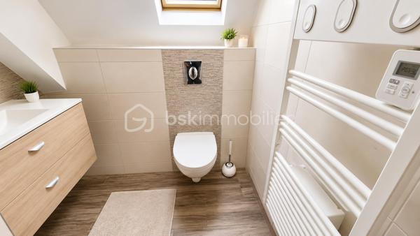 Au cœur de Marckolsheim, à proximité immédiate des commerces, services et stationnements, découvrez cet immeuble de rapport à fort potentiel idéalement situé entre Sélestat, Colmar et Europa-Park.

Cet ensemble immobilier développe environ 330 m² habitables et commerciaux, complétés par un sous-sol complet de 120 m².

## Composition de l'immeuble

### Rez-de-chaussée – Local commercial loué

Restaurant en activité bénéficiant d'une excellente visibilité en centre-ville.

* Surface commerciale d'environ 120 m²
* Environ 40 places assises
* Terrasse extérieure d'environ 16 couverts
* Licence IV
* Sous-sol de stockage et caves d'environ 120 m²
* Bail en cours
* Loyer actuel : 1 500 € / mois

### 1er étage – Appartement T5 de 115 m²

Entièrement rénové et décoré en 2023.

* Entrée indépendante
* 3 à 4 chambres
* Jusqu'à 8 couchages
* Grande pièce de vie lumineuse
* Cuisine équipée et aménagée
* Salle de bains
* WC séparés

### 2ème étage – Appartement T5 de 90 m²

Rénové et aménagé en 2023.

* 4 chambres
* Jusqu'à 8 couchages
* Cuisine équipée
* Belle pièce de vie
* Salle de bains
* WC séparés

## Équipements et prestations

* Double vitrage
* Climatisation réversible
* Chauffage central
* Accès sécurisé par serrures électroniques
* Connexion Wi-Fi
* Cour intérieure
* Entrées indépendantes pour les appartements

## Investissement locatif

L'immeuble génère actuellement un revenu locatif sécurisé grâce au local commercial loué.

Fort potentiel d'exploitation complémentaire des appartements :

* Location meublée
* Location saisonnière
* Location touristique
* Hébergement de travailleurs
* Chambres d'hôtes

Revenu locatif  annuel : 49 500€

## Emplacement stratégique

Marckolsheim bénéficie d'une situation privilégiée à proximité immédiate de l'Allemagne et de plusieurs pôles touristiques majeurs :

* Europa-Park à environ 20 km
* Colmar à environ 23 km
* Route des Vins d'Alsace

## Informations complémentaires

* Sous-sol complet d'environ 120 m²
* Chauffage principal par chaudière fioul complété par pompe à chaleur/climatisation.

Une opportunité rare pour investisseur recherchant un actif mixte avec revenus immédiats et fort potentiel de valorisation touristique.